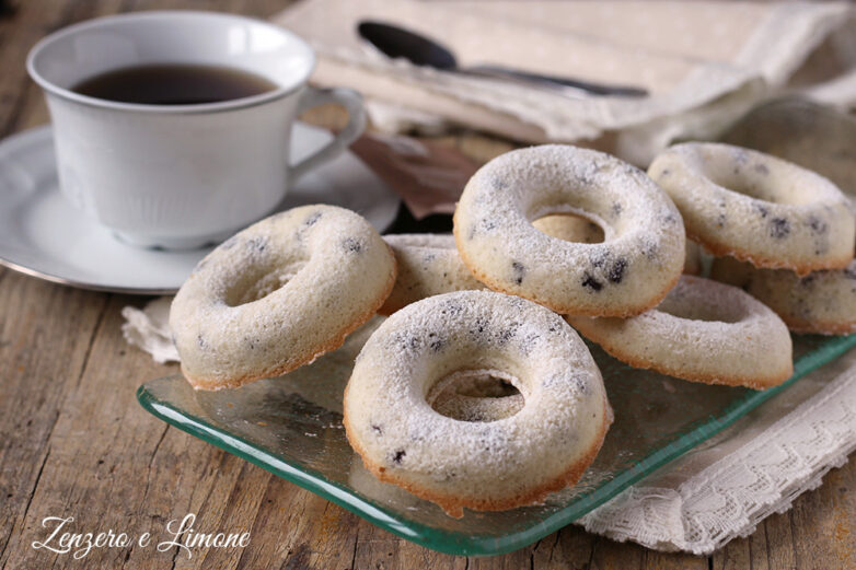 PICCOLE CIAMBELLE DI ALBUMI E CIOCCOLATO